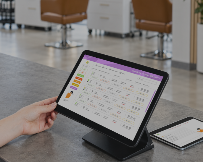 SigPyme abierto en un terminal punto de venta táctil junto a una tableta