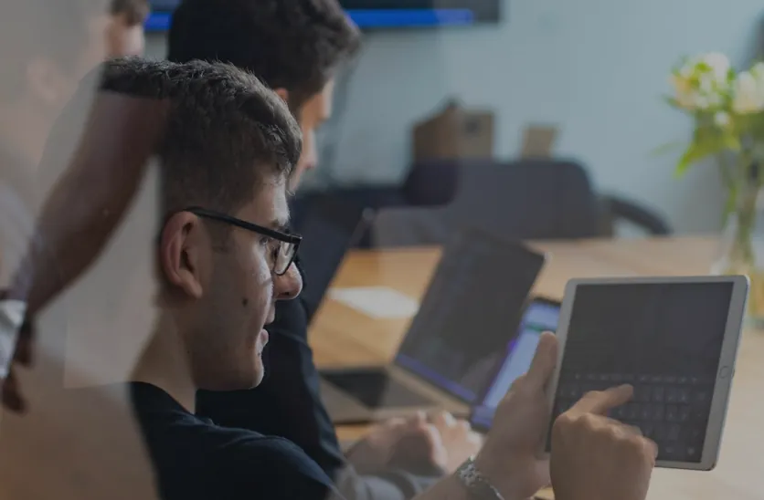 Profesional utilizando una aplicación empresarial desde una tableta
