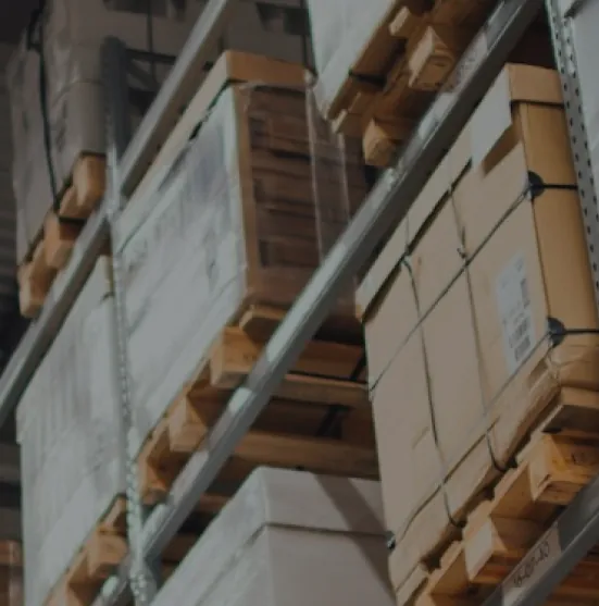 Estanterías de un almacén con palés y cajas apiladas