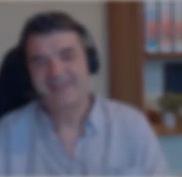 Ponente con auriculares durante la sesión en línea sobre la arquitectura mixta de SigPyme