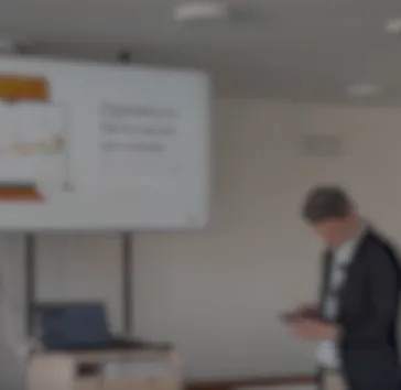 Ponente durante la formación, junto a una pantalla con la presentación proyectada